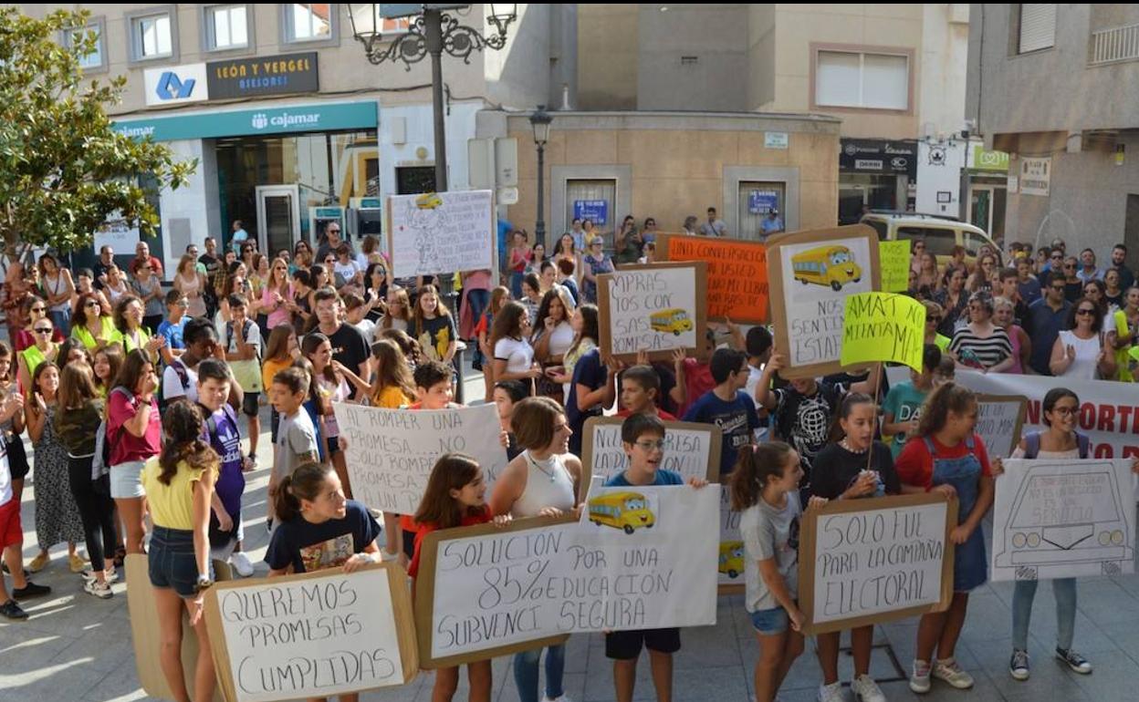 Las familias afectadas se concentraron ayer ante las puertas del Ayuntamiento de Roquetas. :: N. A.
