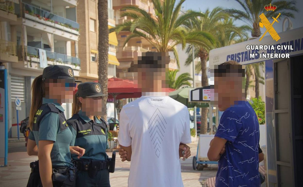 Suceso en Roquetas de Mar | detenidas 4 personas por robo con intimidación