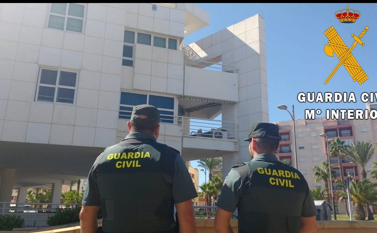 La Guardia Civil auxilia a madre e hija en una vivienda de Roquetas de Mar