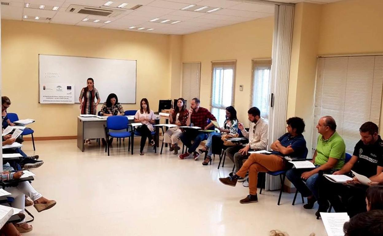 La mesa sectorial de Educación del proyecto ERACIS estudia acciones educativas en colegios de zonas desfavorecidas de Roquetas