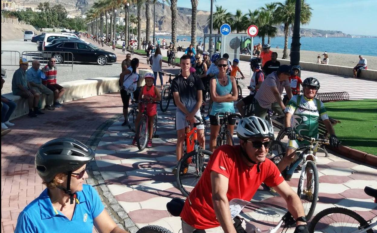 Más de 200 personas participaron en la ruta en bici de las asociaciones de La Paz y La Gloria