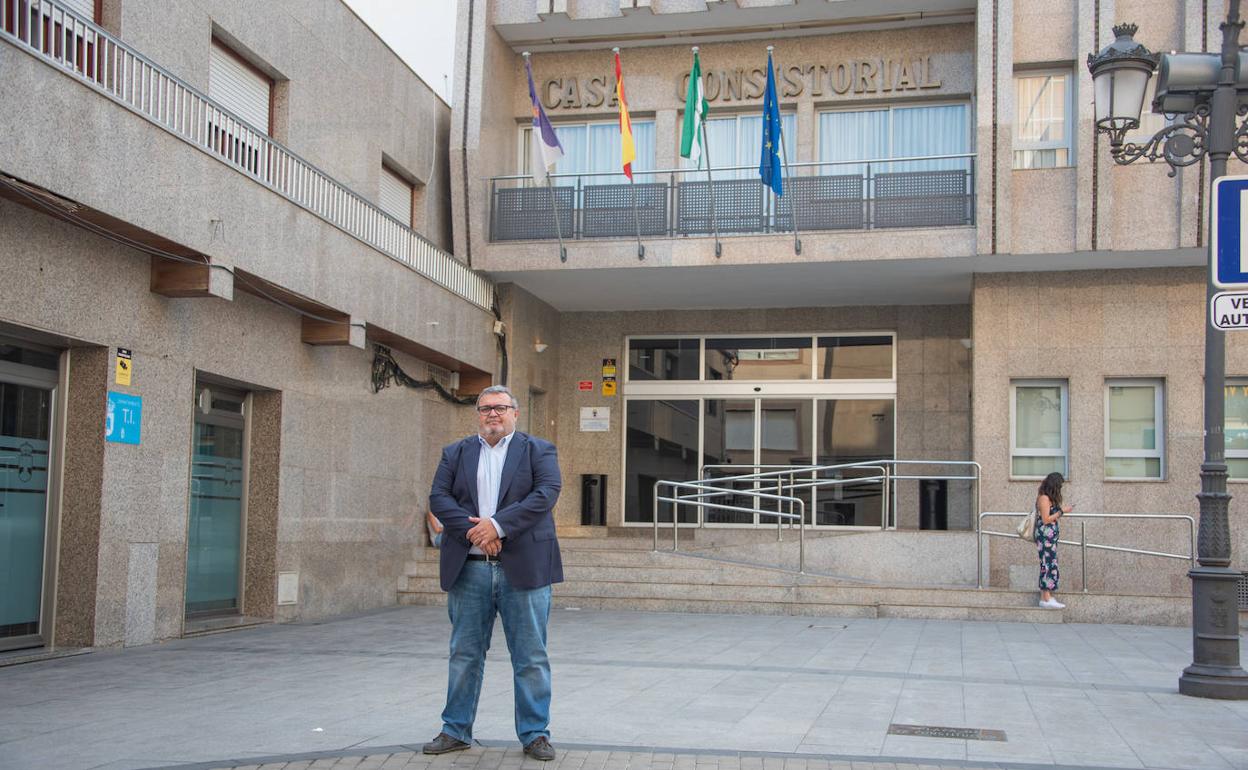 Manolo García, portavoz del PSOE, a las puertas del Ayuntamiento de Roquetas. 