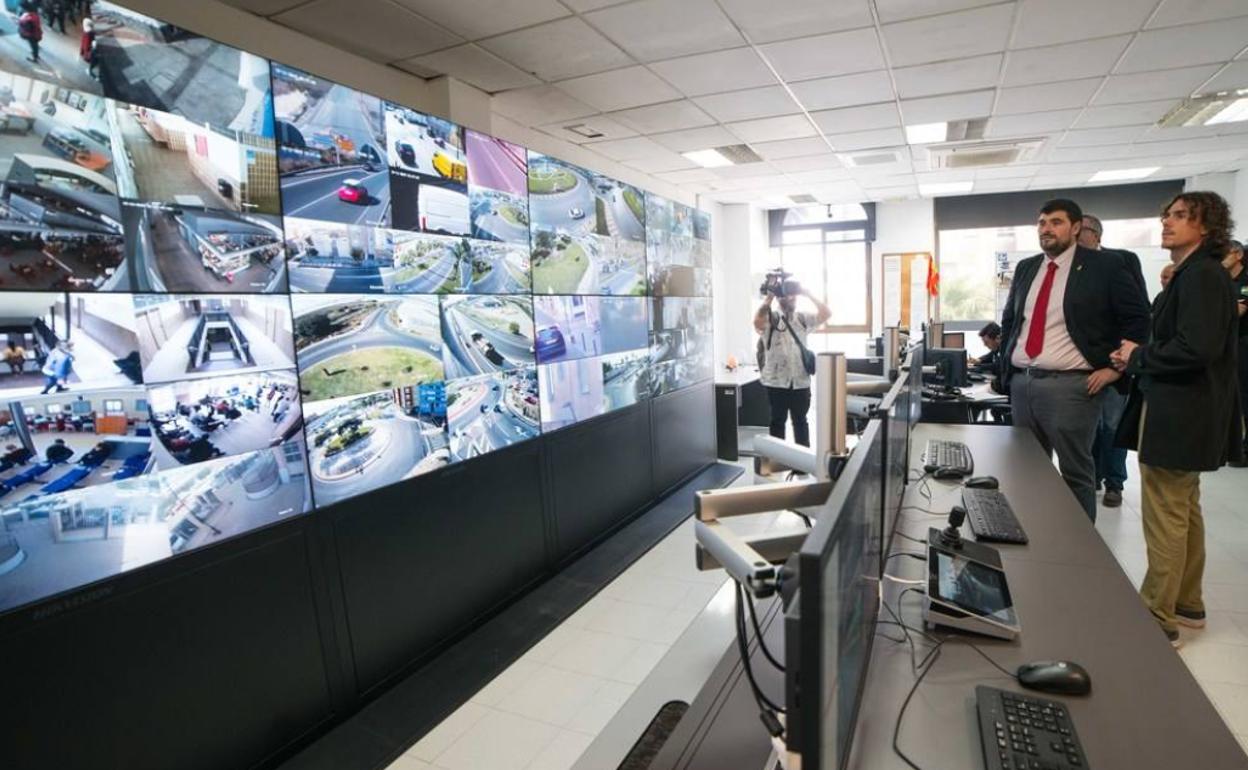 En la visita se pudo conocer la nueva sala del 092, que será también centro de control de tráfico. 