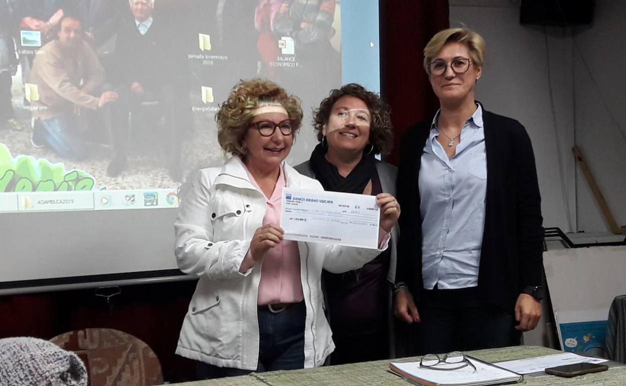 Posidonia entregó casi 3.000 euros de su Mercadillo Solidario a un proyecto que empodera mujeres con los telares de Níjar