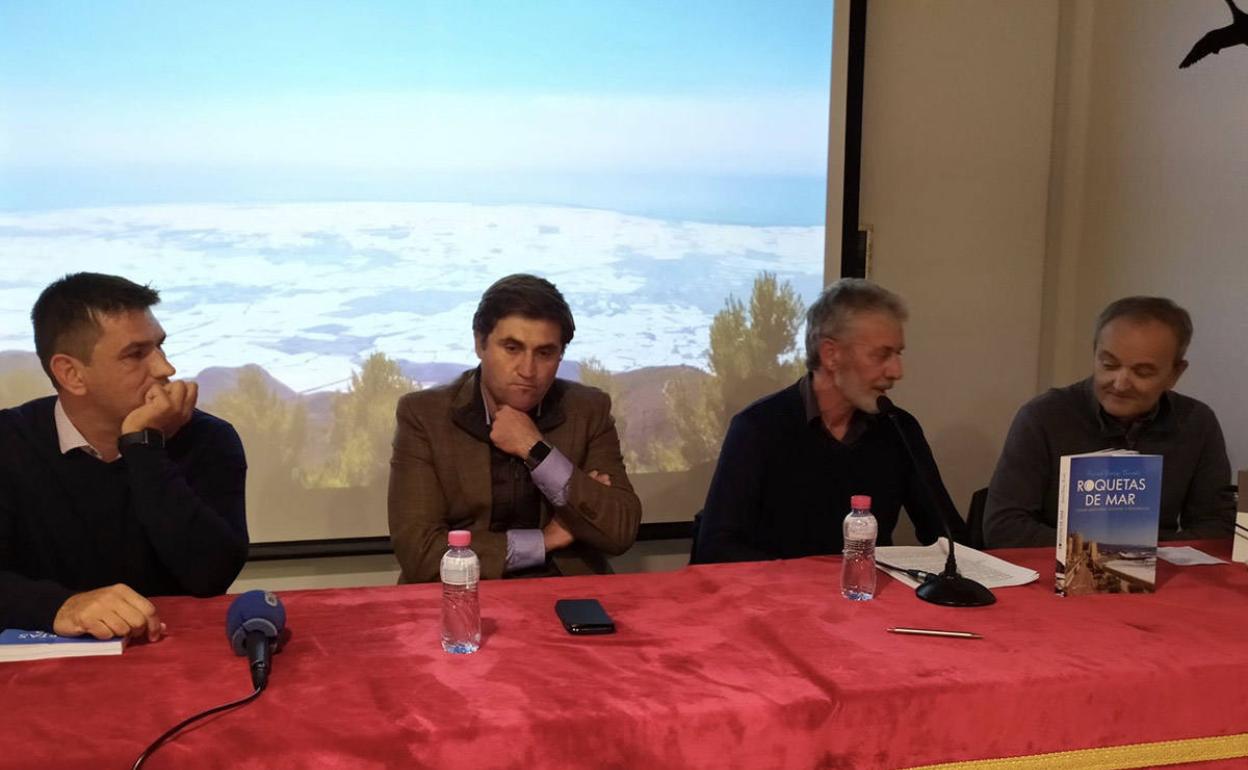 Rafael Ramos presentó un libro que analiza el pasado y presente de Roquetas