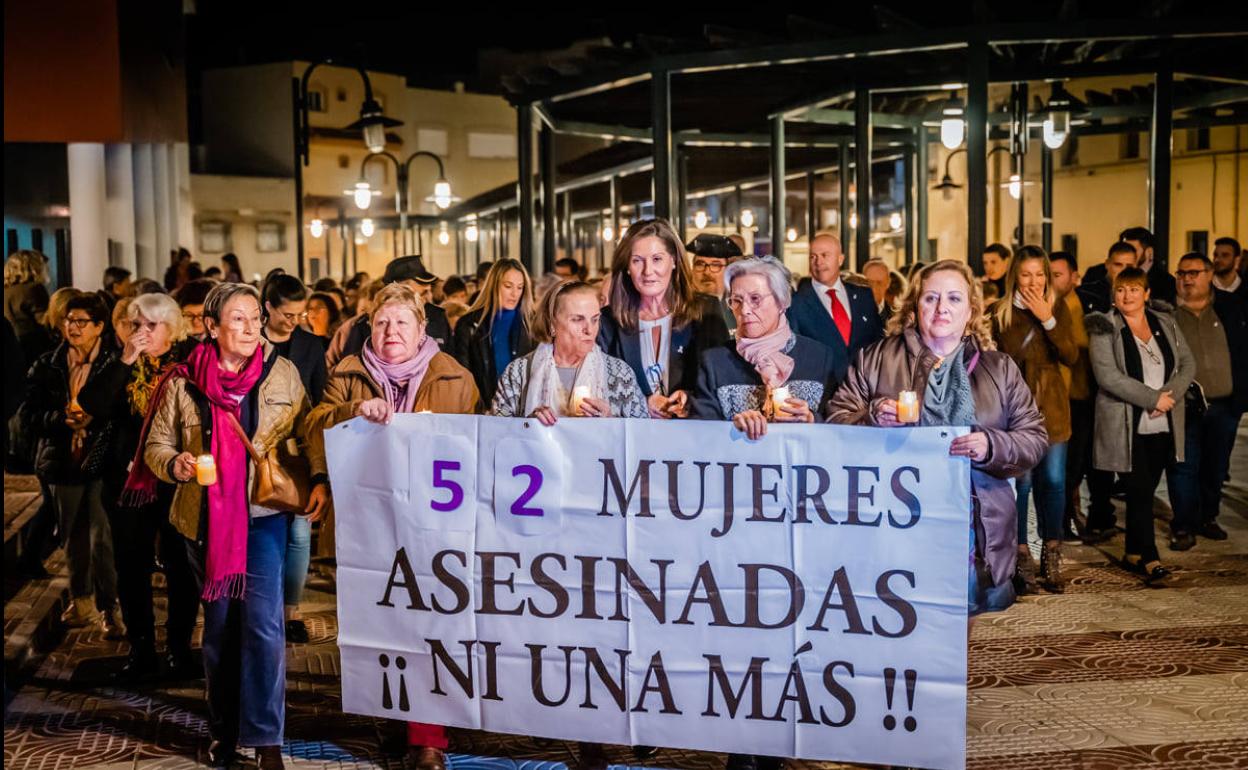 Decenas de personas participaron en los actos contra la violencia de género de Roquetas