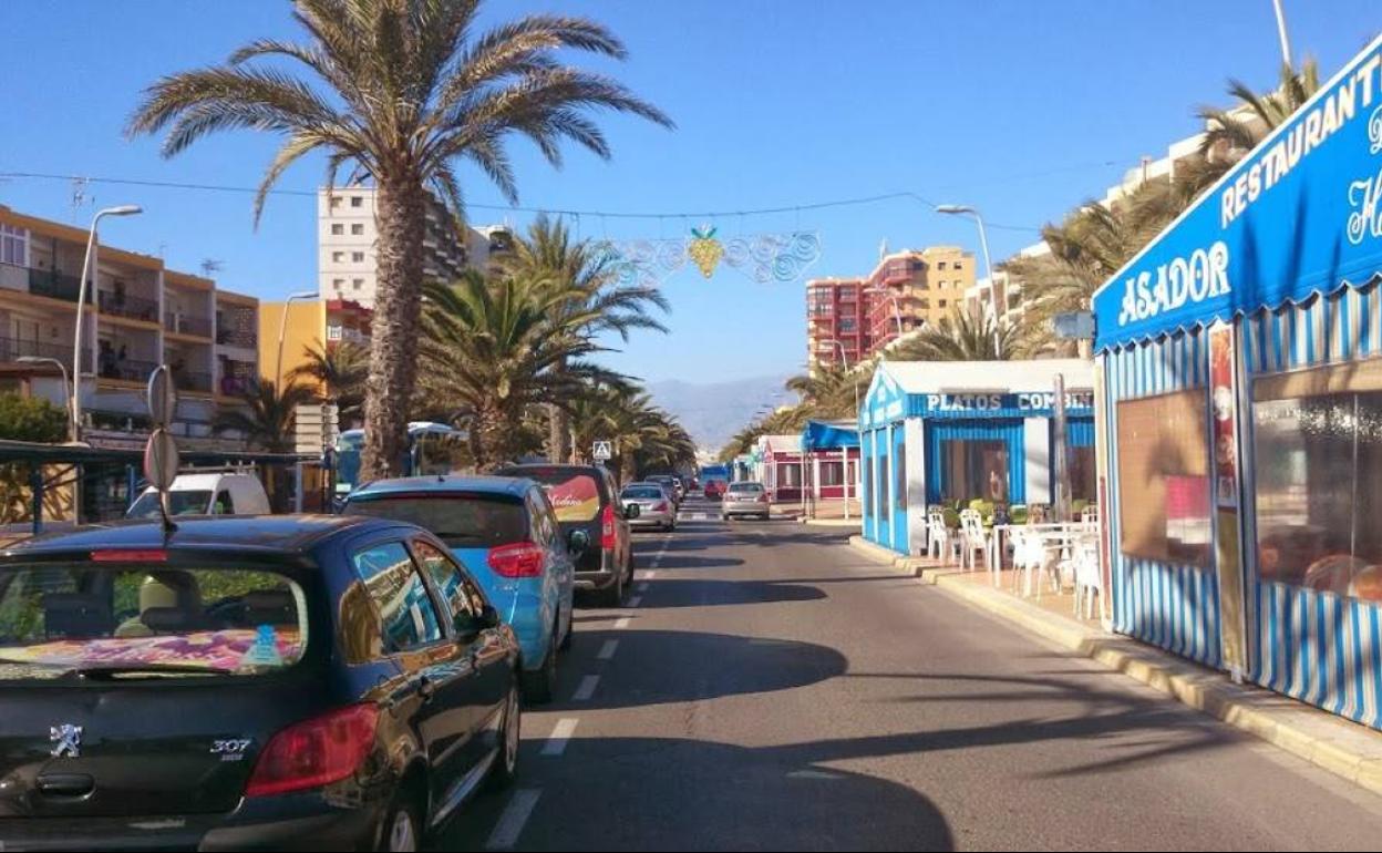 Imagen de la avenida del Mediterráneo, una de las principales vías de la Urbanización de Roquetas- 