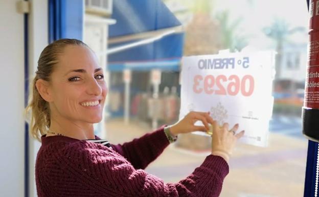 Poco después de conocerse el premio, se colocaban los carteles en la administración de la avenida del Mediterráneo. 