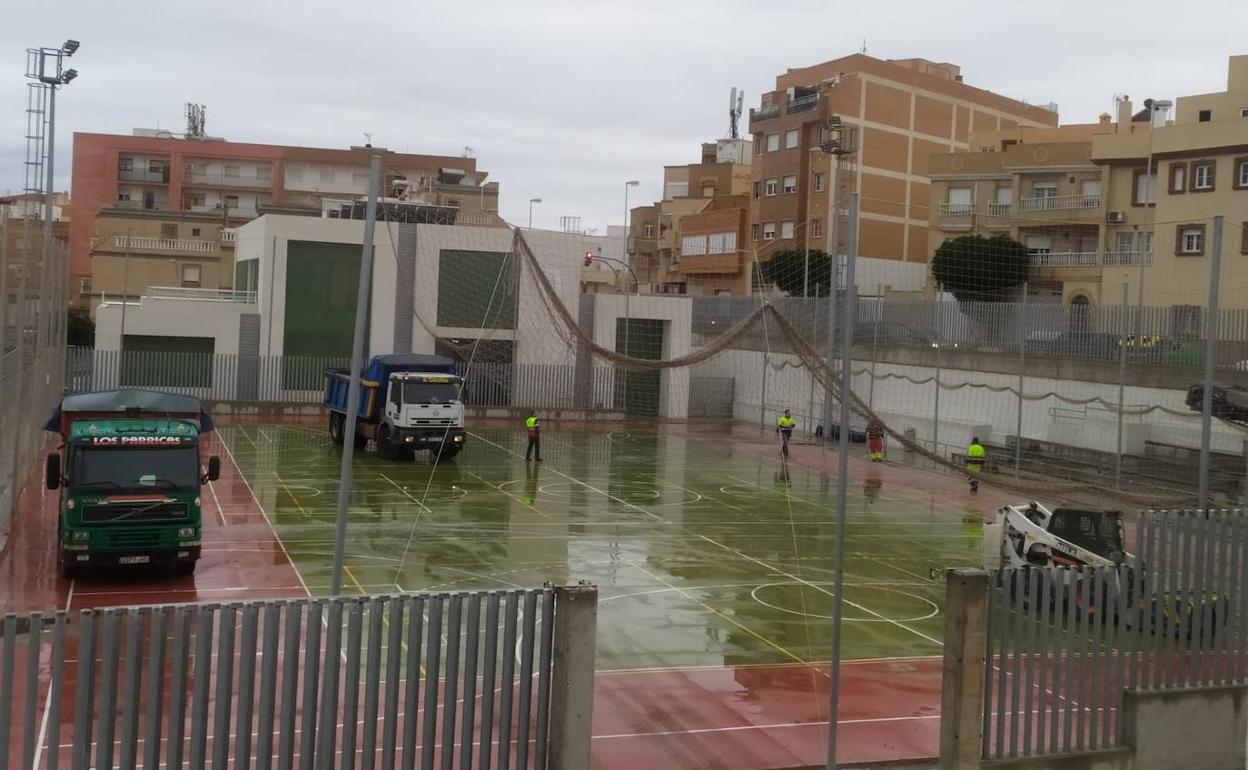 Operarios trabajan estos días en obras en las pistas de El Puerto, inauguradas el año pasado pero que no se han llegado a abrir. 