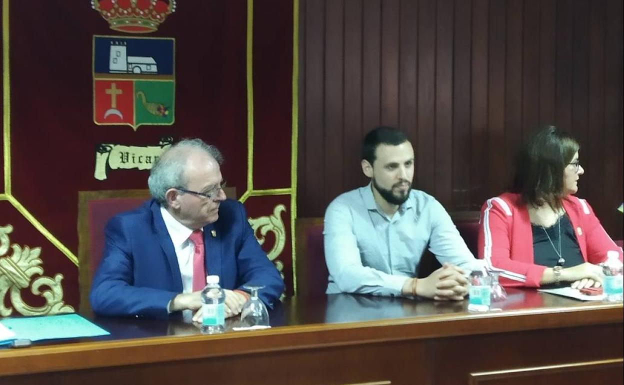 Ruda, en el centro, concejal de Vox que abandona las filas de la formación ultraderechista. 