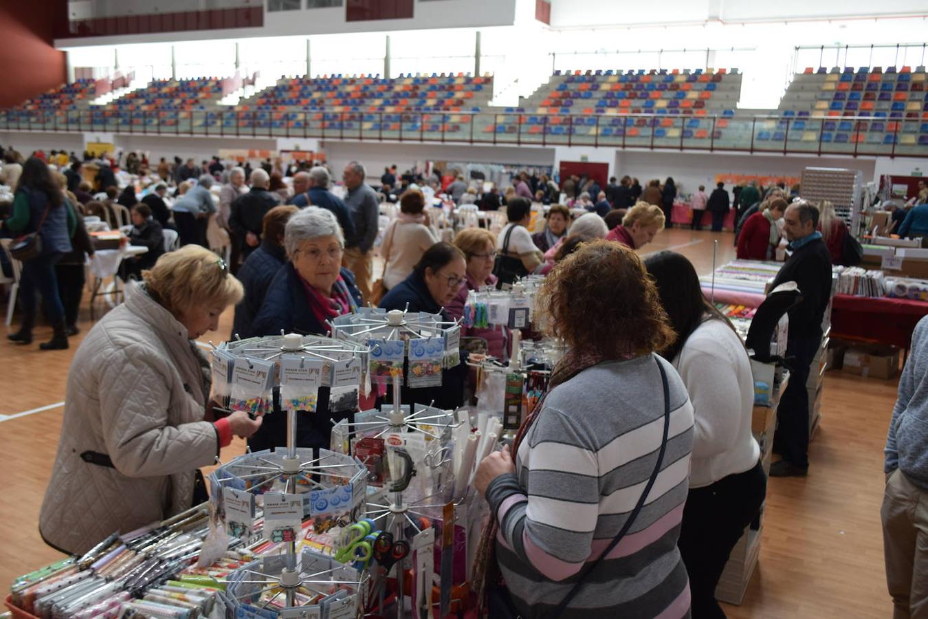 Este domingo se celebró en Las Cabañuelas el Encuentro Provincial de Encajeras de Bolillo con la presencia de más de 300 encajeras llegadas de toda la provincia y de otras provincias cercanas 