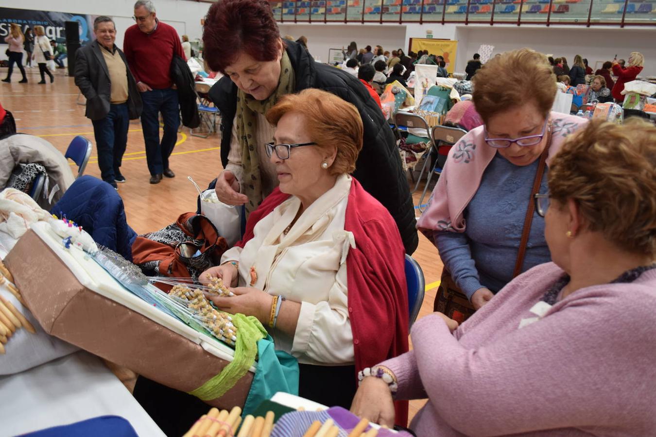 Este domingo se celebró en Las Cabañuelas el Encuentro Provincial de Encajeras de Bolillo con la presencia de más de 300 encajeras llegadas de toda la provincia y de otras provincias cercanas 