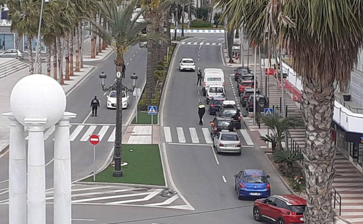 La Policía de Roquetas ha multado ya a 14 vecinos por incumplir las restricciones del coronavirus