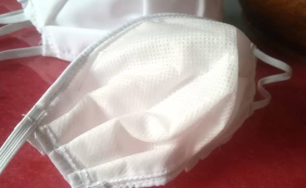 Imagen de una de las mascarillas que se están haciendo en Roquetas estos dias. 
