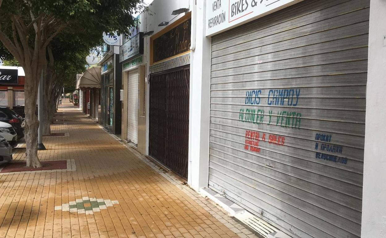 Comerciantes de la 'Urba' y chiringuitos denuncian que los negocios de temporada no tienen acceso a las ayudas