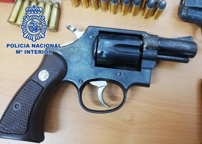 Imagen secundaria 1 - Los agentes encontraron 7.310 euros en metálico, así como armas. 