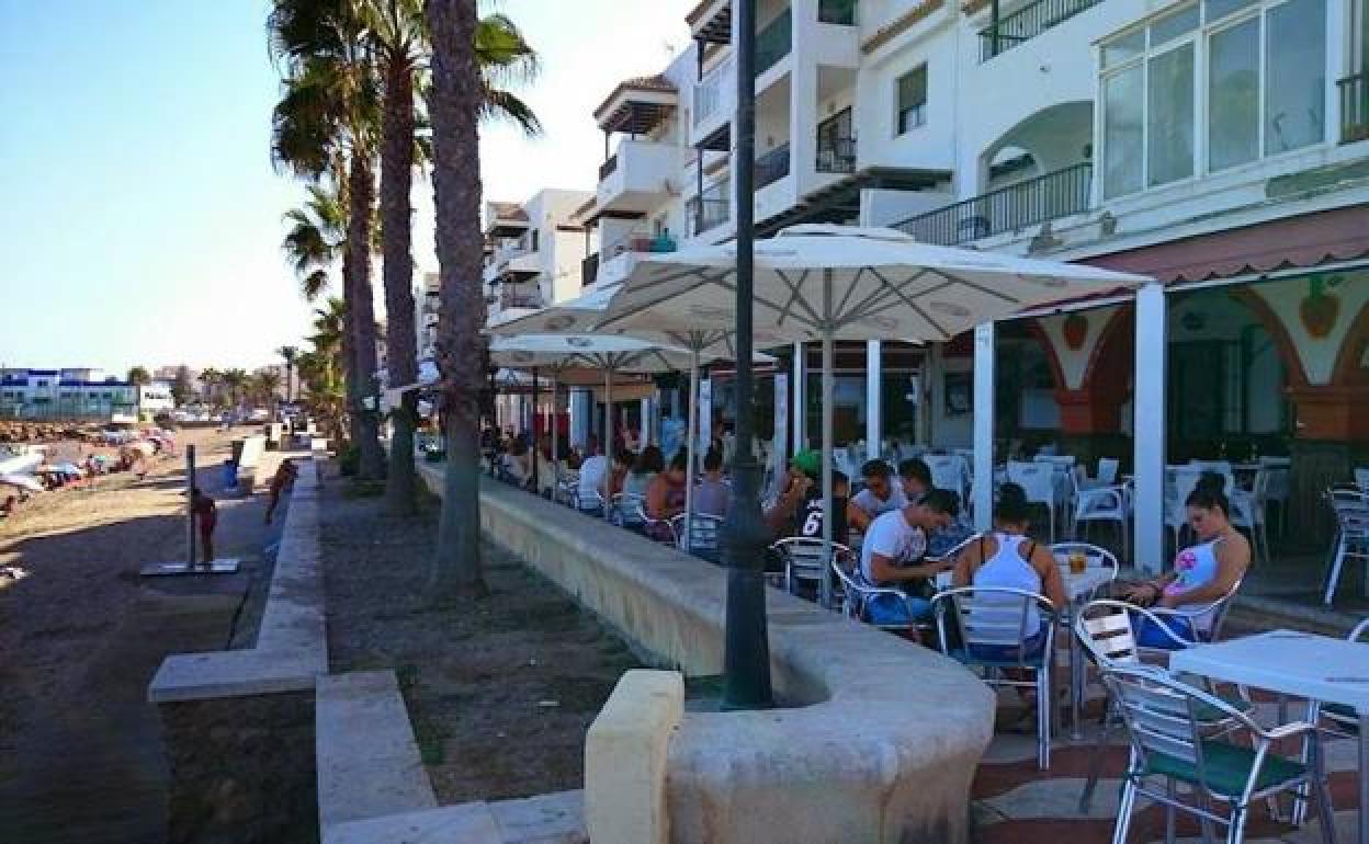 El PSOE de Roquetas plantea un plan de ayudas, ampliar terrazas y extender la temporada de playas hasta diciembre