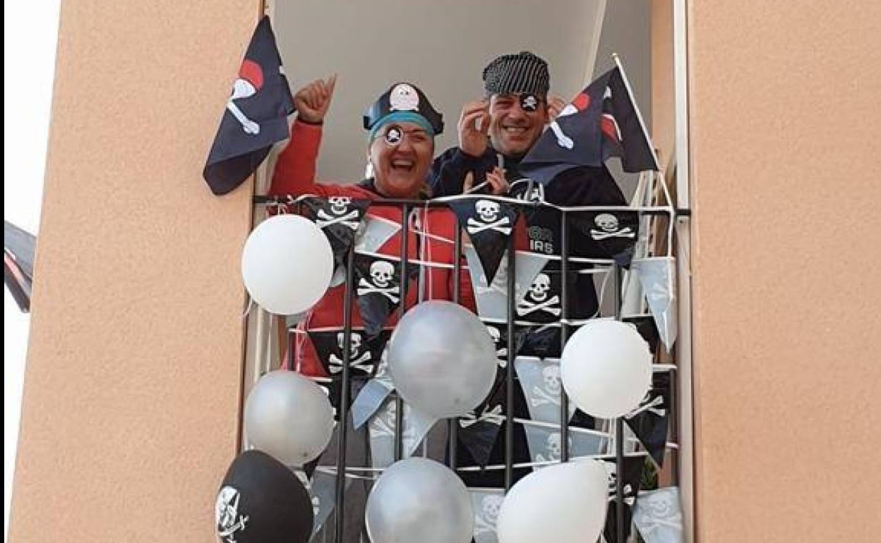 En el barrio ha habido celebraciones desde diferentes balcones. 