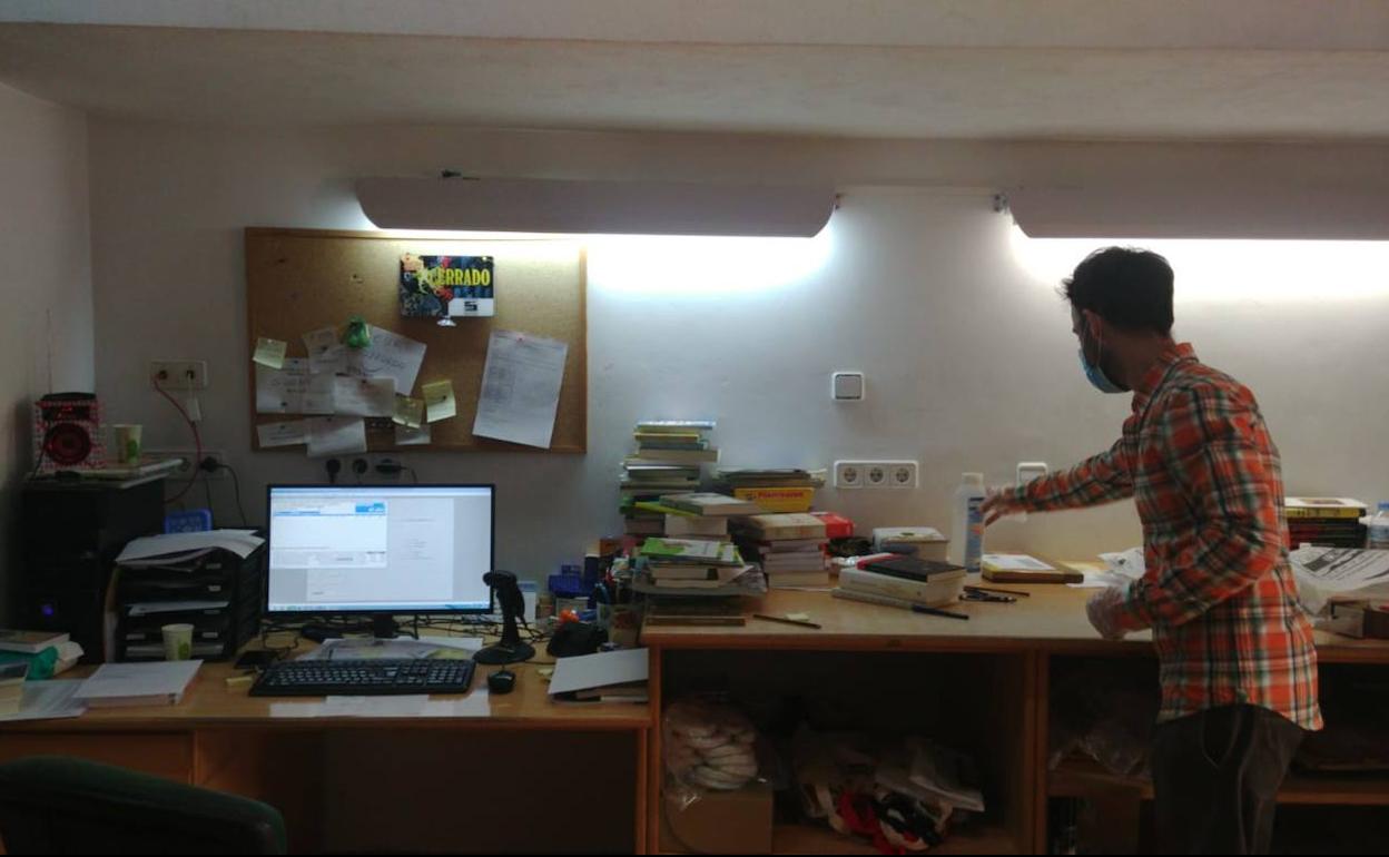 Reparto a domicilio propio, el arma de librería Metáfora de Roquetas para competir con los gigantes de Internet