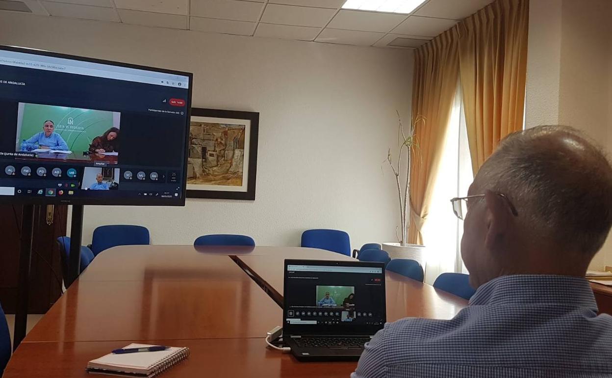 El alcalde participó esta mañana en una reunión con responsables de la Junta por videoconferencia. 