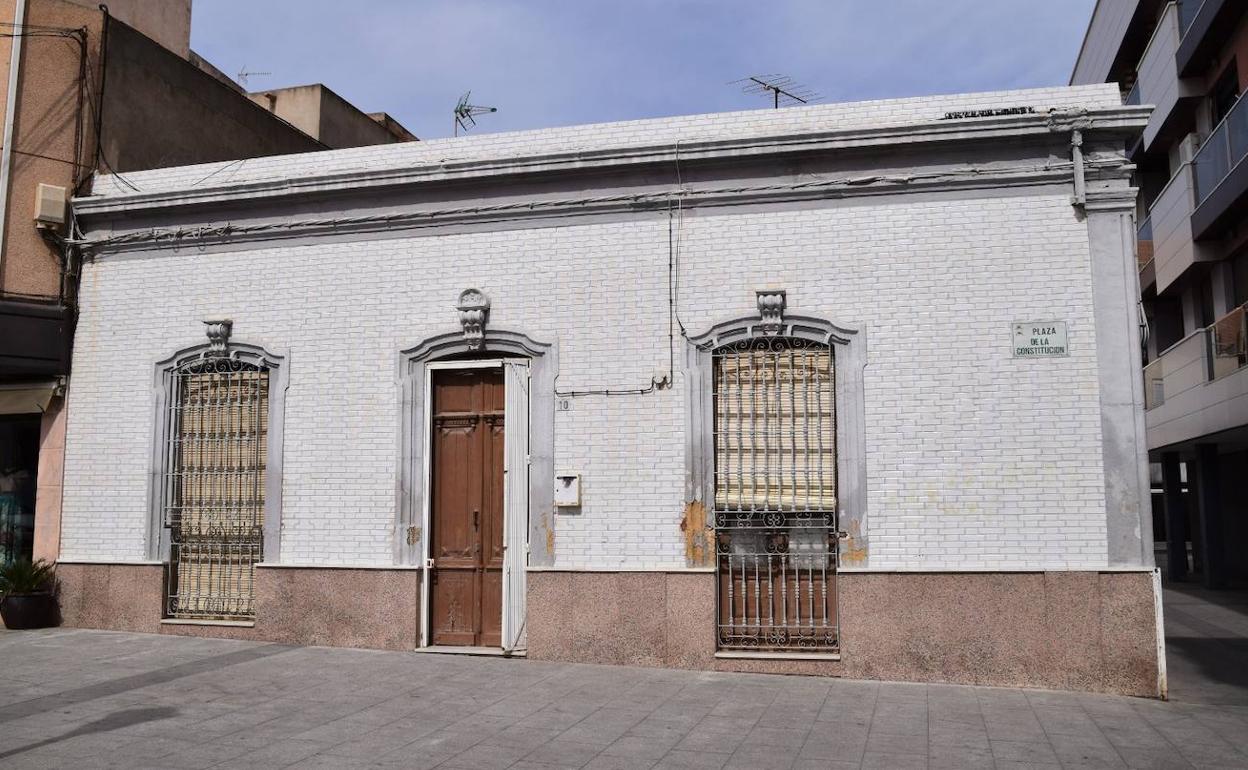 Aspecto actual de la 'casa Guerrero' en la Plaza de la Constitución de Roquetas. 
