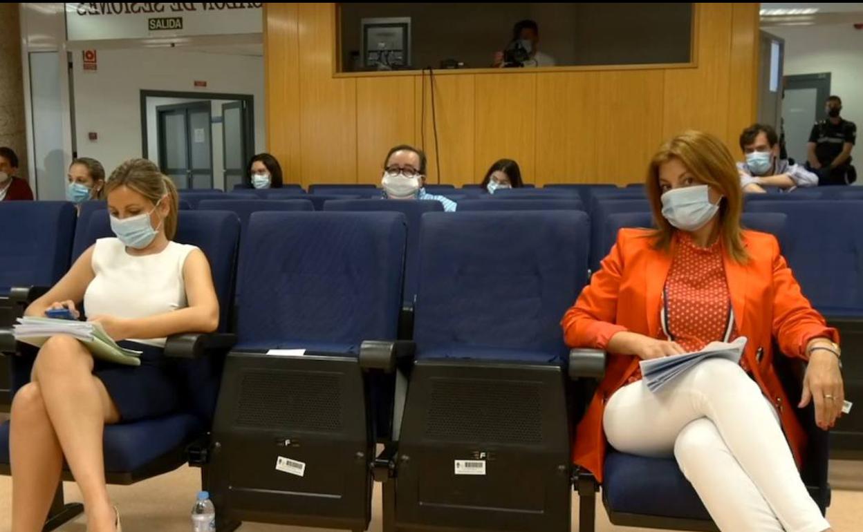 Los concejales no portavoces participaron el pleno repartidos entre los asientos del público. 