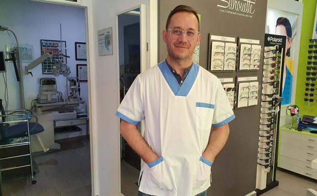 Un paseo para poner en valor el comercio de proximidad en Roquetas de Mar en la fase 2 de la desescalada en Almería