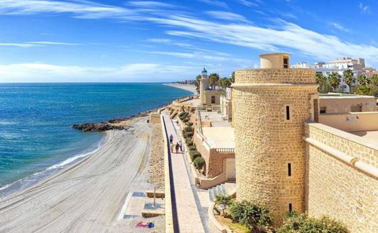En primer plano, el Castillo de Santa Ana, el monumento más visitado de Roquetas. 