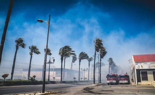 Columnas de fuego de hasta 5 metros llegaron a poner en peligro el polígono industrial de Roquetas 