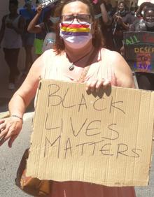 Imagen secundaria 2 - Movimiento Black lives matter | Cientos de jóvenes marchan contra el racismo en Roquetas de Mar