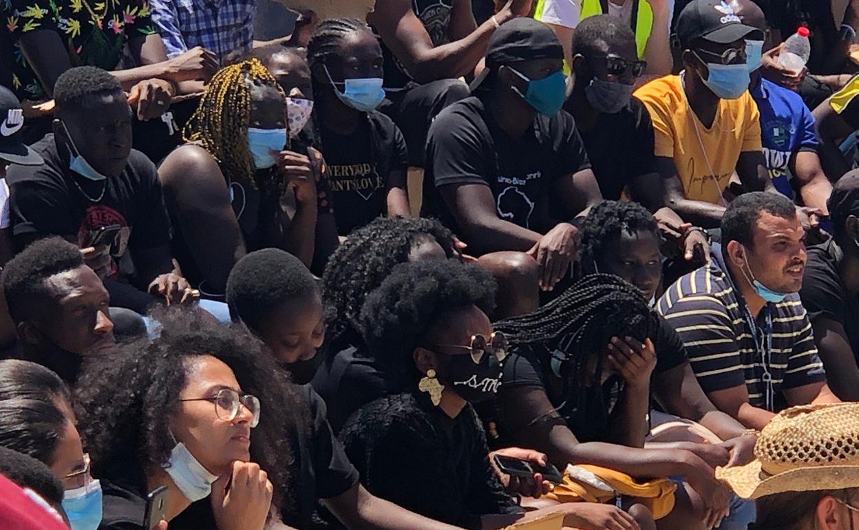 Movimiento Black lives matter | Cientos de jóvenes marchan contra el racismo en Roquetas de Mar