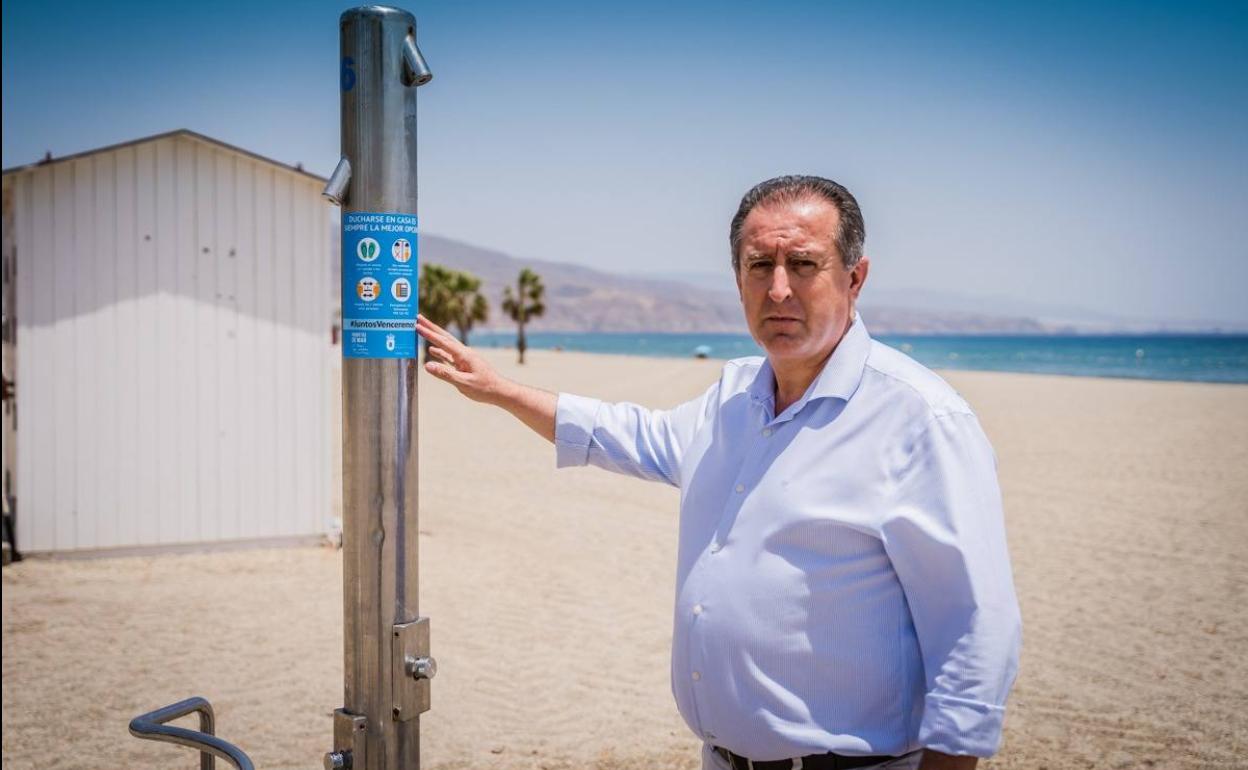Roquetas refuerza sus controles y análisis de arena, pasarelas, duchas y demás elementos de las playas