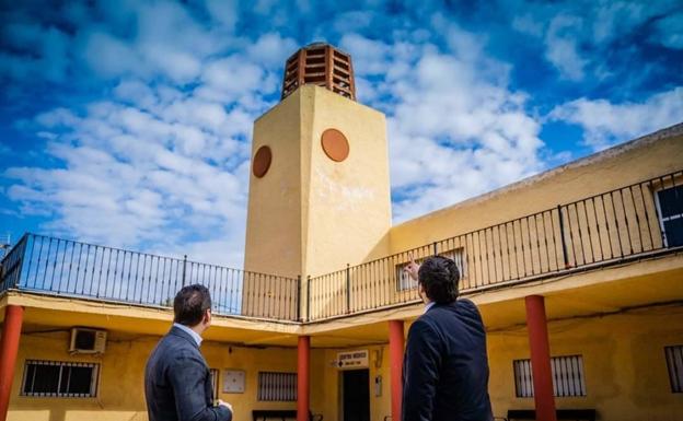 Aspecto que presentaba la torre del edificio central, antes de la rehabilitación.