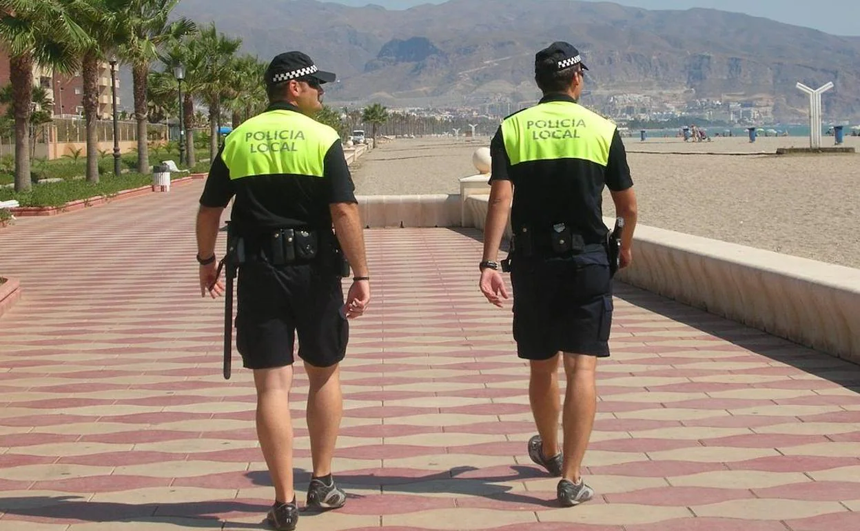 Policías locales de Roquetas patrullando a pie, un dispositivo habitual de verano, ahora reforzado con la Covid-19. 
