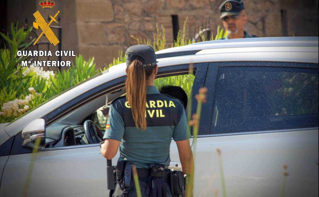 Sucesos en Almería | Detenido por golpear a su víctima hasta dejarla inconsciente, robarle 300 euros y abandonarla en un parque de Roquetas