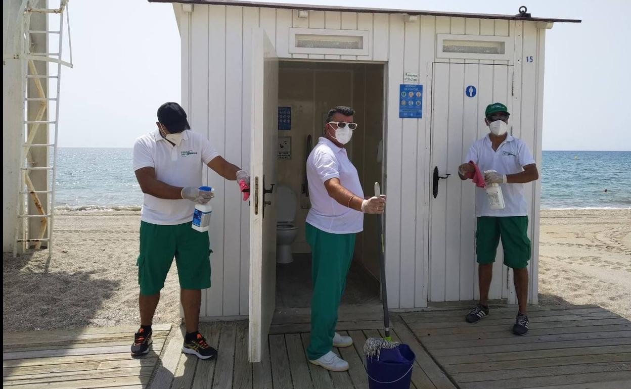 Verdiblanca refuerza sus medios y protocolos en la limpieza de los módulos de las playas de Roquetas