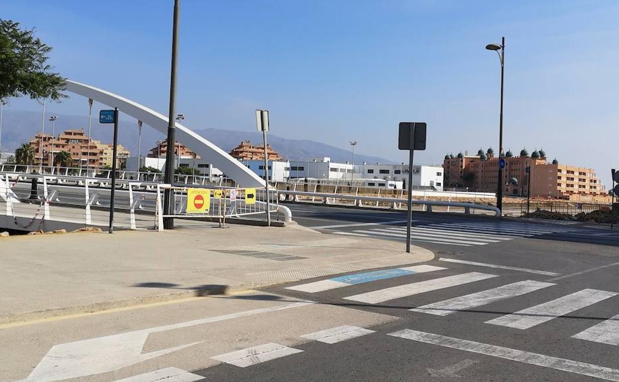 El margen izquierdo del puente del Cañuelo está cortado al paso peatonal pese a haber comenzado el curso.