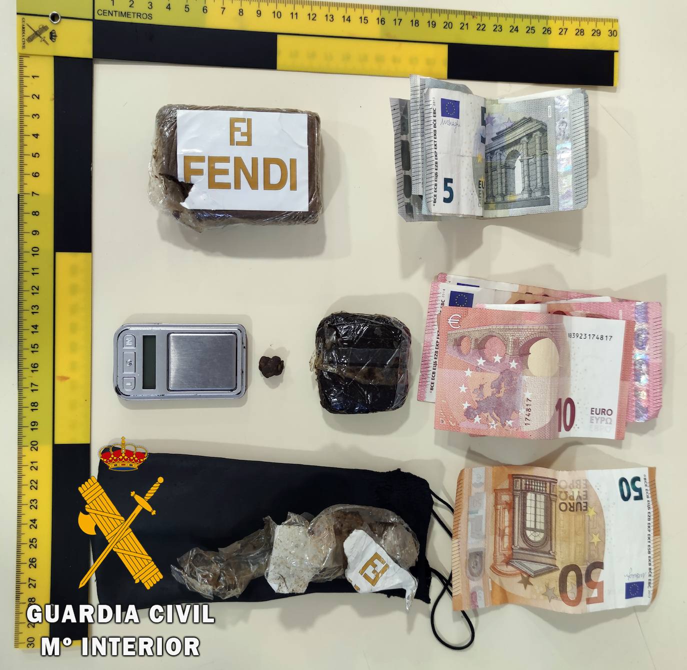 Al detenido se le intervinieron hachis, dinero y una báscula de precisión. 