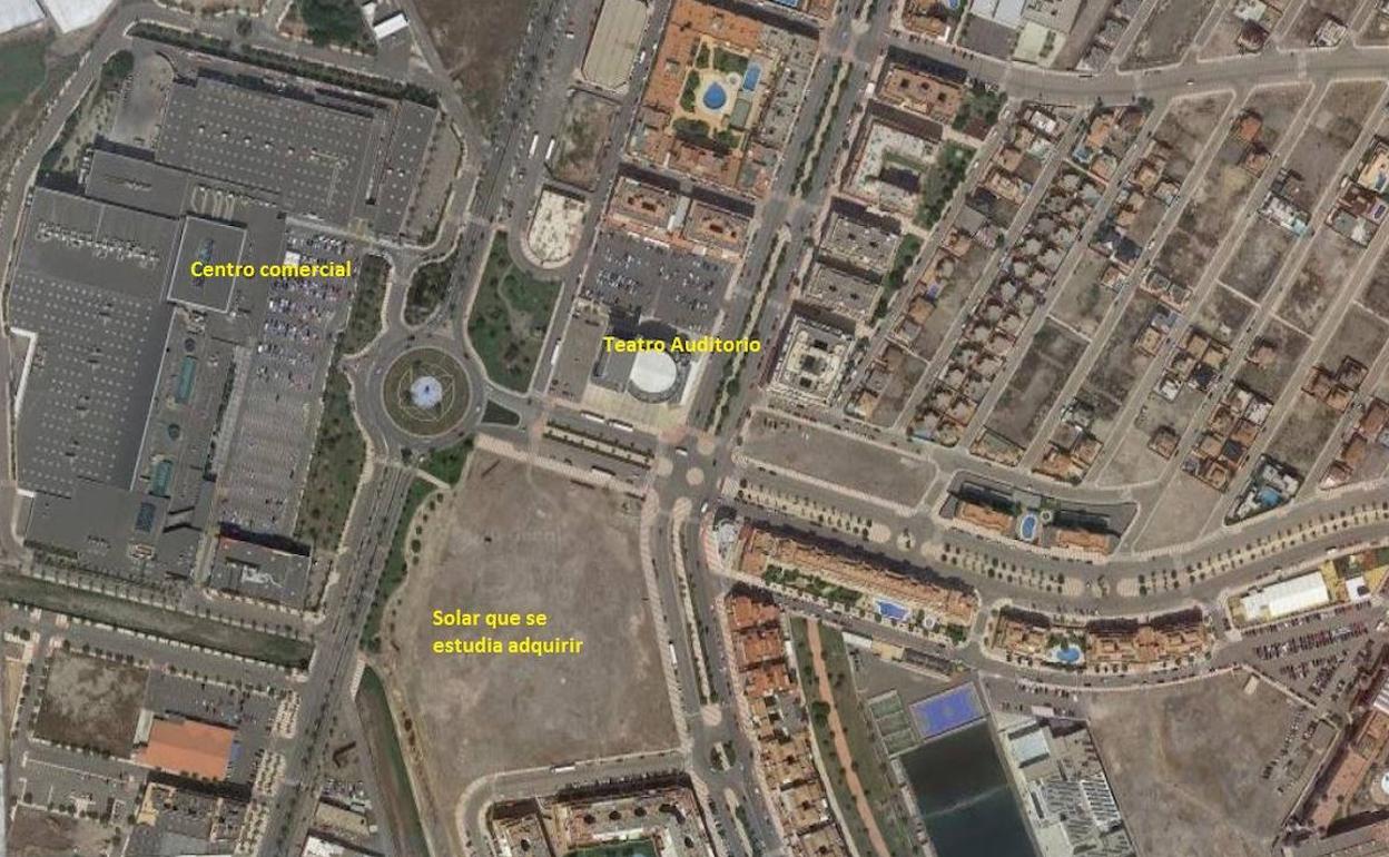Roquetas estudia la compra del solar frente al centro comercial para ubicar en él un recinto ferial