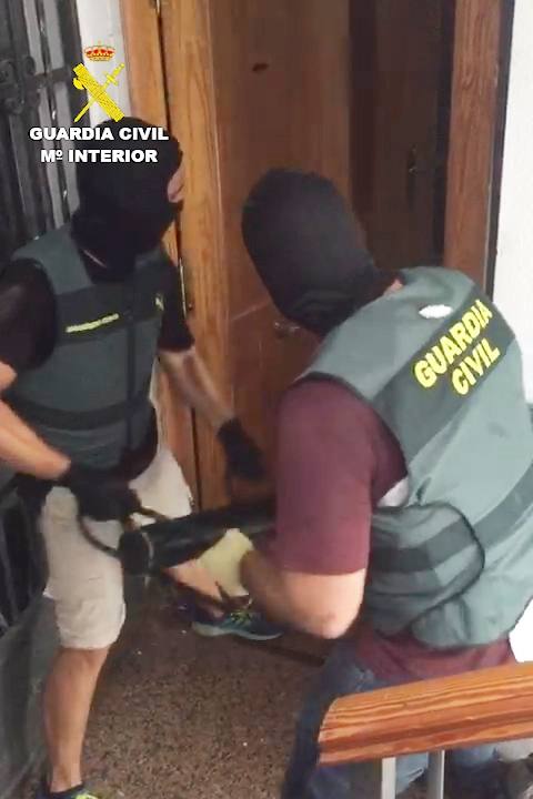 Imagen secundaria 2 - Dos agentes durante la operación. 
