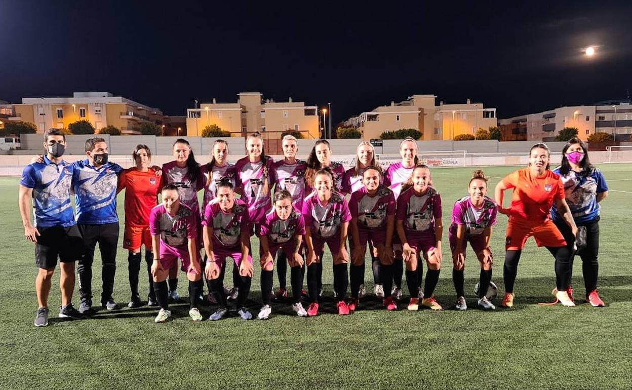 Los equipos femeninos de fútbol de la AD Roquetas 2018 tienen que entrenar en Vícar. 