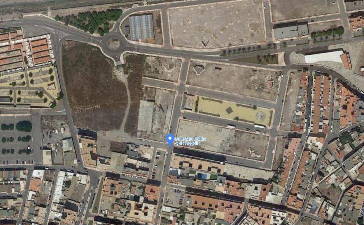 Lugar en el que se ubica el solar, cerca del cementerio y el apeadero. 