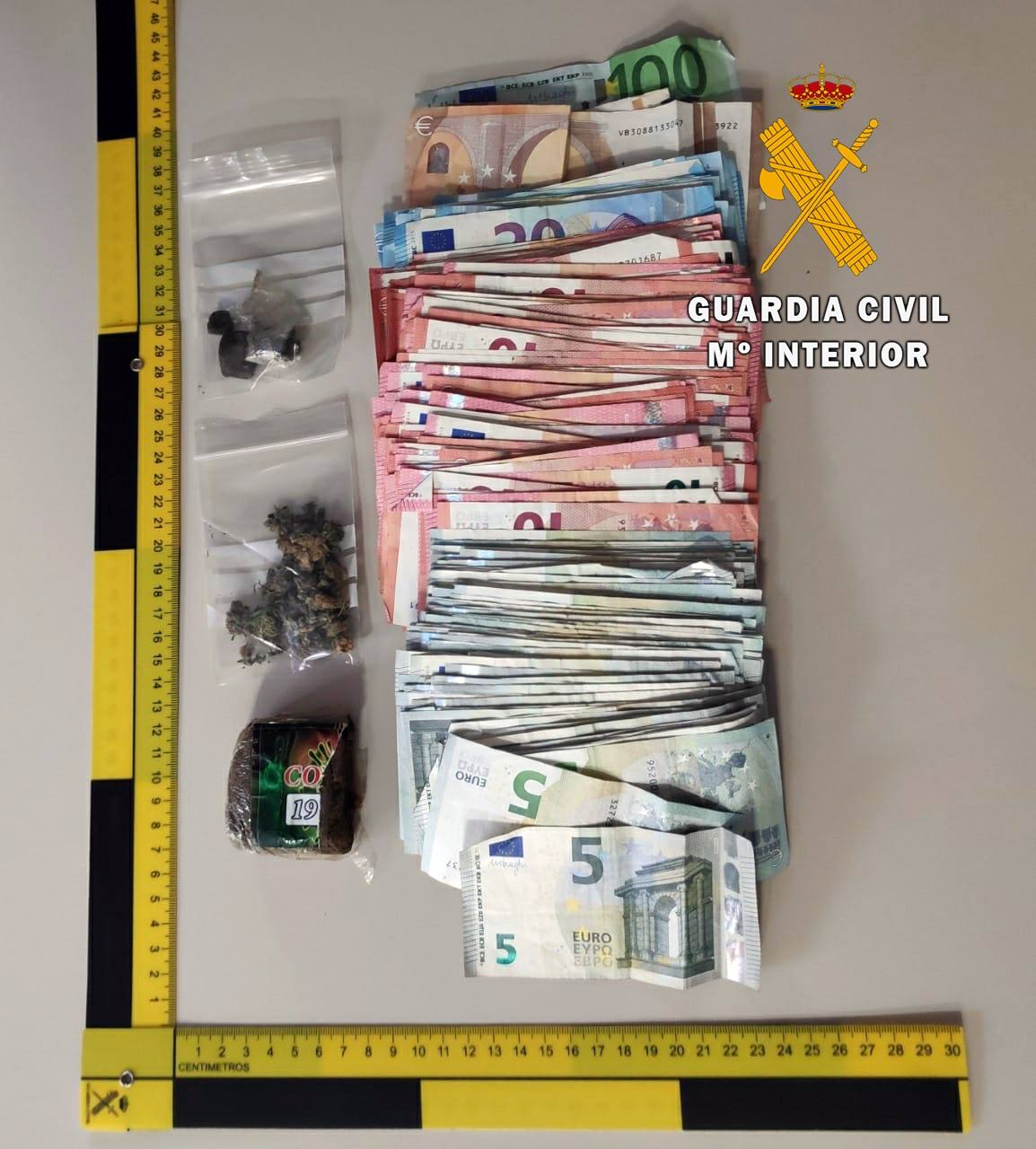 Los agentes encontraron hachis, marihuana y 3.000 euros en el doble fondo del coche. 