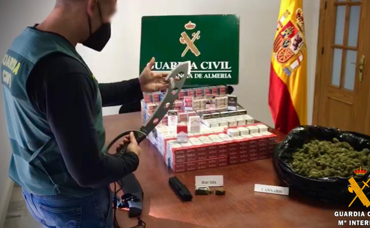 Tráfico de Droga en Almería | Desmantelado un activo punto de venta de marihuana en Roquetas y detenido su presunto responsable