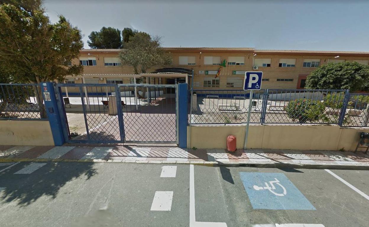 Imagen del IES Sabinar en el que se encuentra la Escuela de Idiomas de Roquetas de Mar. 