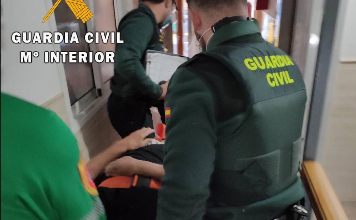 Traslado del hombre auxiliado por la Guardia Civil. 