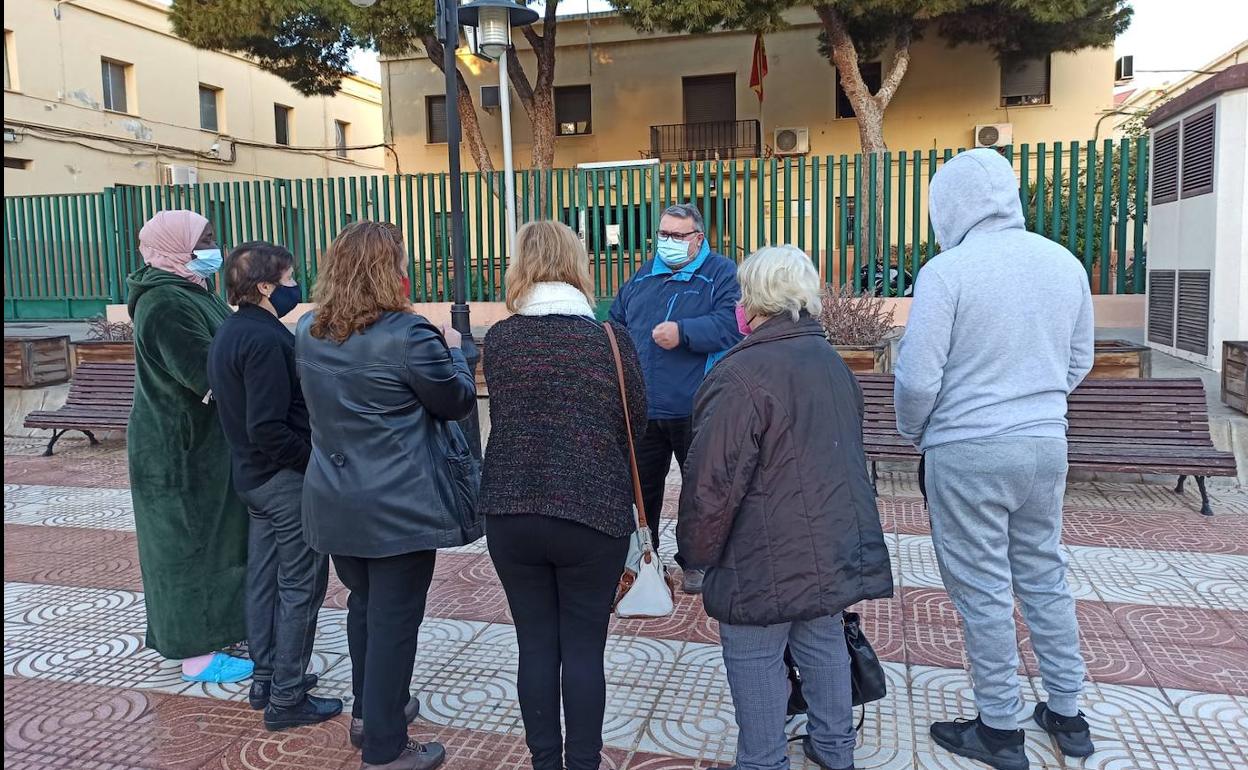Vecinos afectados por los cortes de luz denuncian a Endesa ante la Guardia Civil