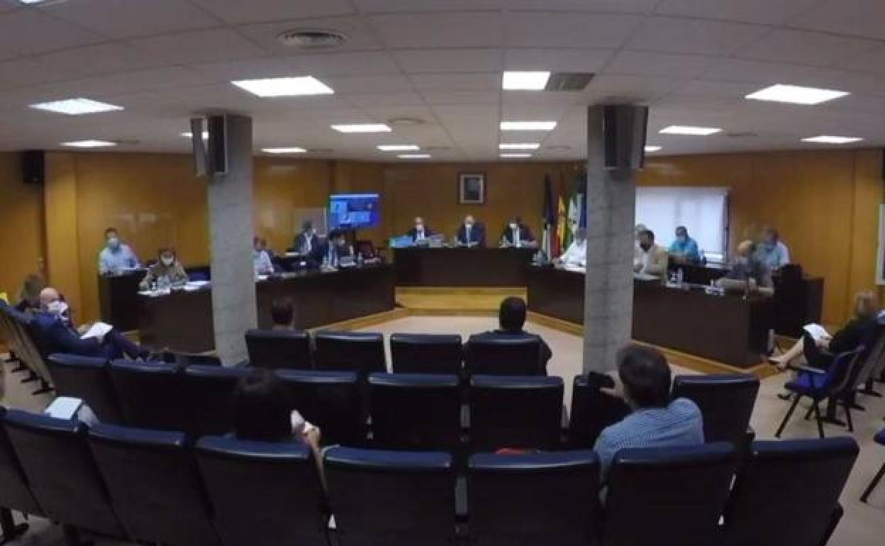 La privatización del servicio de parques y jardines de Roquetas cuadruplicará el personal, según el PP