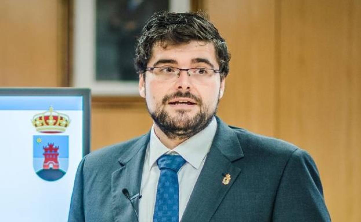 Francisco Gutiérrez pone su acta a disposición de Casado y renuncia a las delegaciones y el sueldo de concejal de Roquetas