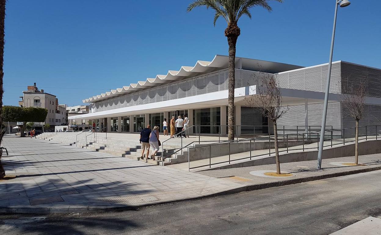 El PSOE asegura que las deficiencias están «matando lentamente» al mercado de Roquetas